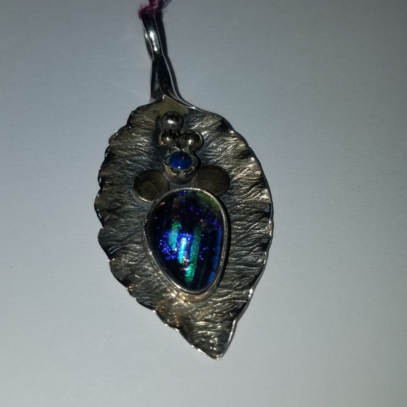 New Sterling Silver Dichoric glass leaf pendant - Picture 5 of 5